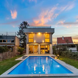Jaeger Mit Pool In Wien